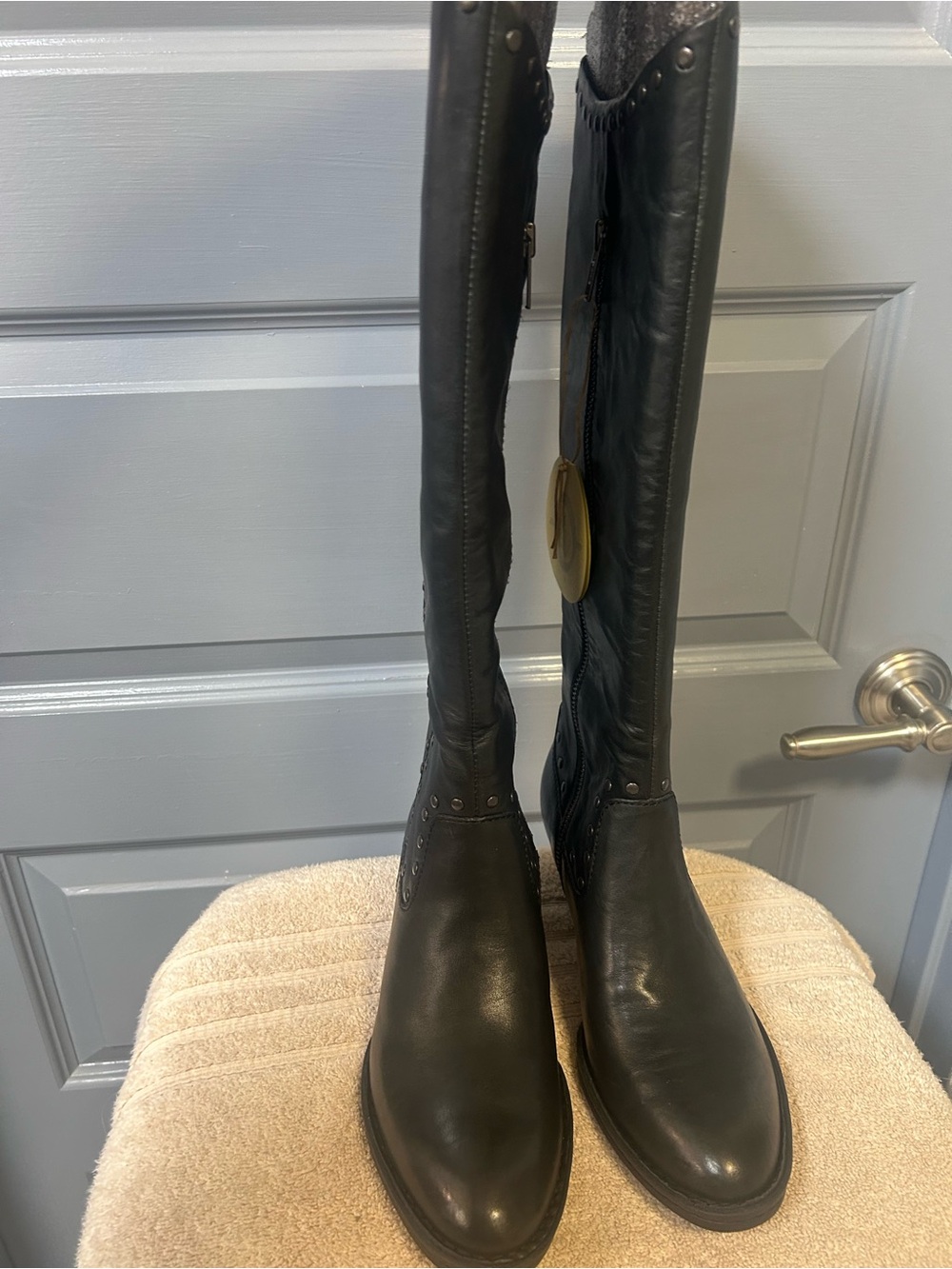 BORN LARSON Black leather side zip block heeled boots. NWT. Size 6.5 studded